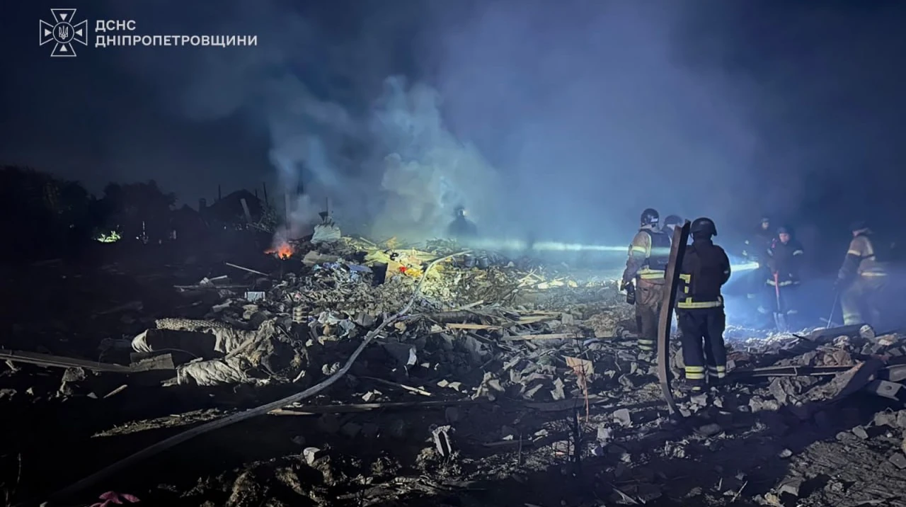 Рятувальники розбирають завали зруйнованого російською ракетою житлового будинку