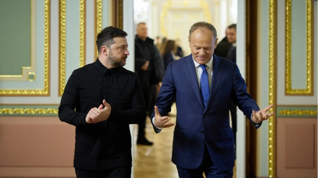 Символіка ордена Білого Орла на тлі прапорів Польщі та України