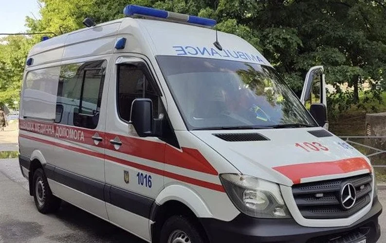 Ілюстративне фото: чоловік біля медичного автомобіля швидкої допомоги