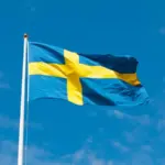Шведський швидкісний катер берегової охорони на воді з прапором Швеції