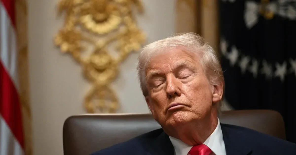 Дональд Трамп спілкується з журналістами на злітній смузі 9 вересня 2026 року