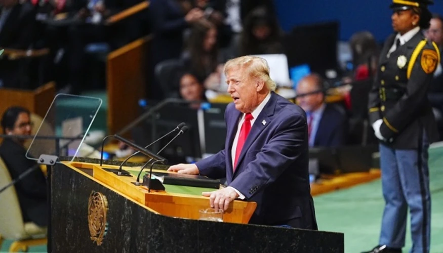 Трамп виступає на трибуні Генеральної Асамблеї ООН, поряд порожні місця делегацій Ірану та Куби