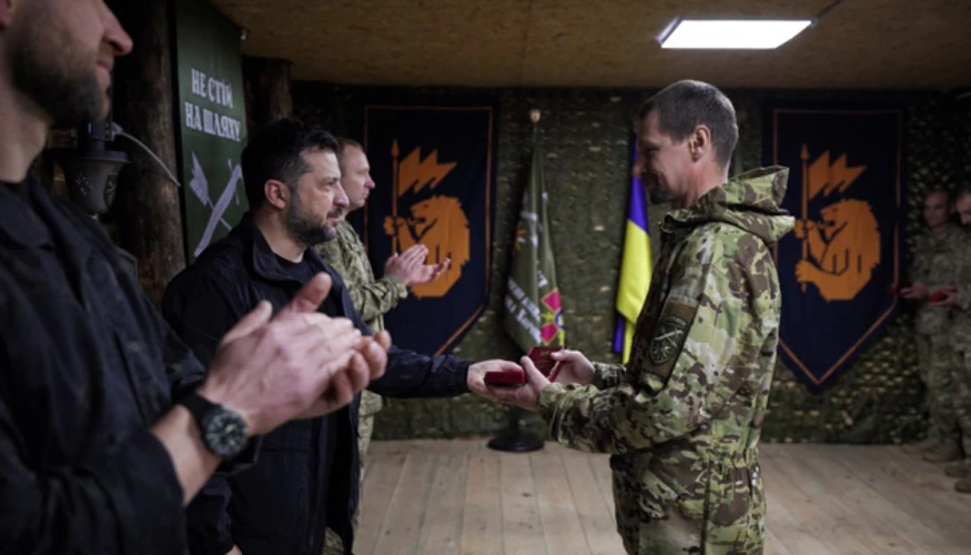 Президент Володимир Зеленський під час нагородження воїнів 66-ї окремої механізованої бригади імені князя Мстислава Хороброго
