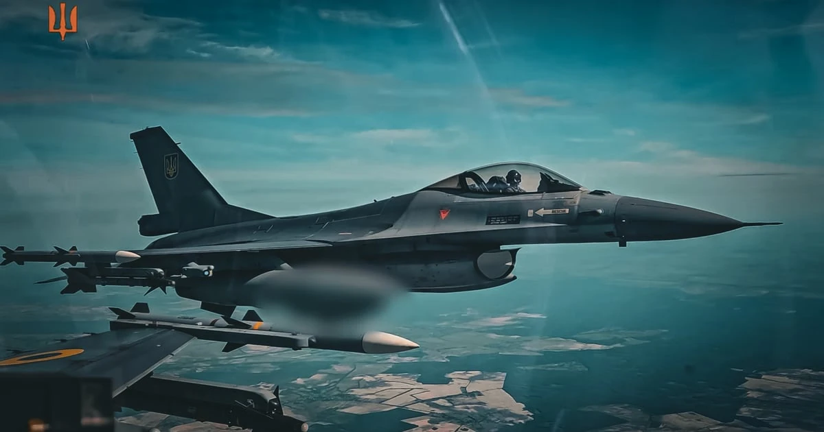 Український винищувач F-16 у небі, архівне зображення Повітряних сил ЗСУ